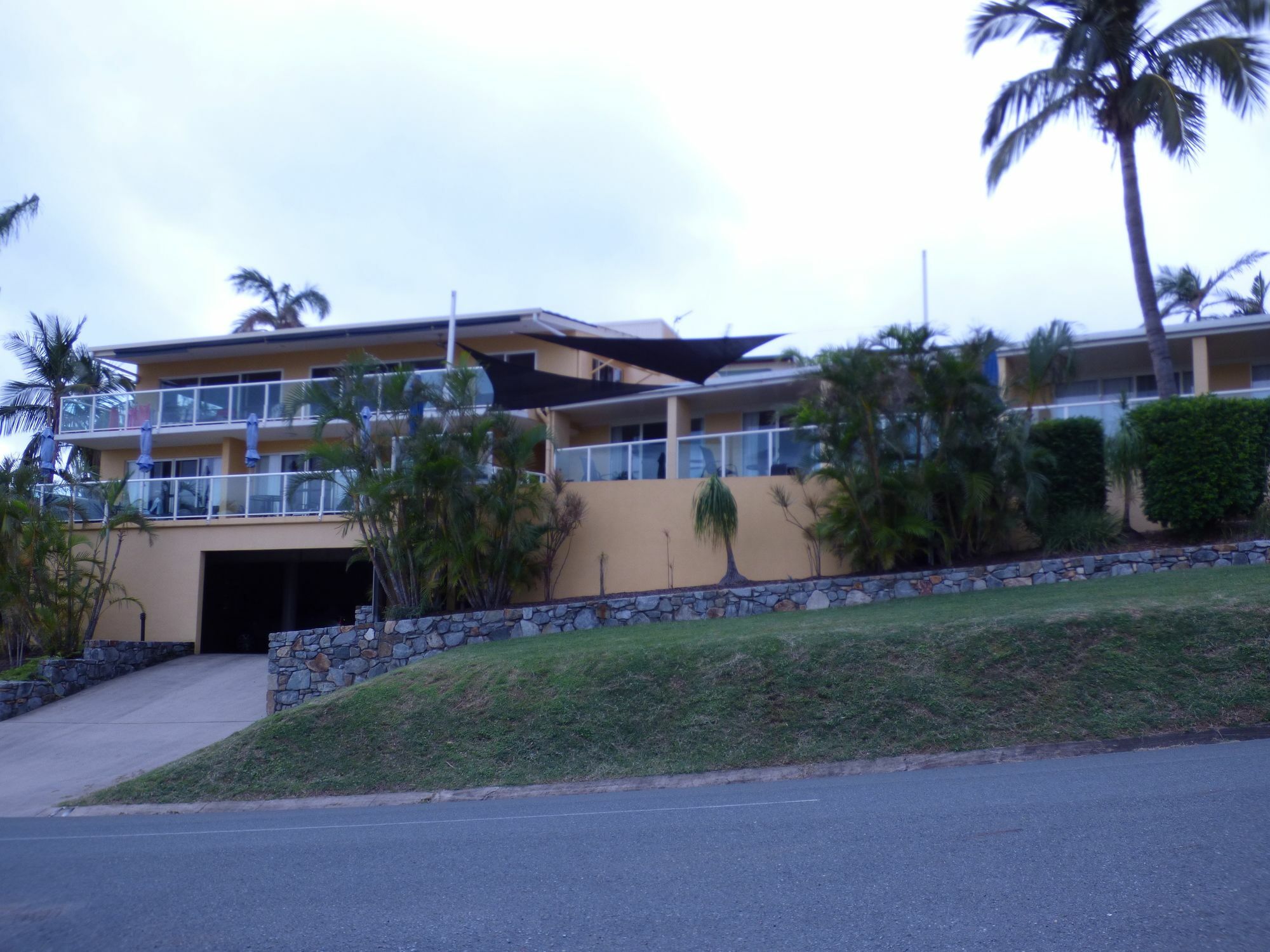 Sunlit Waters Studio Apartments Airlie Beach Dış mekan fotoğraf